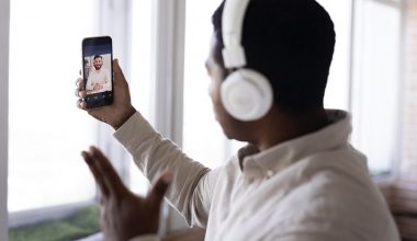 Homme avec casque faisant un appel vidéo.