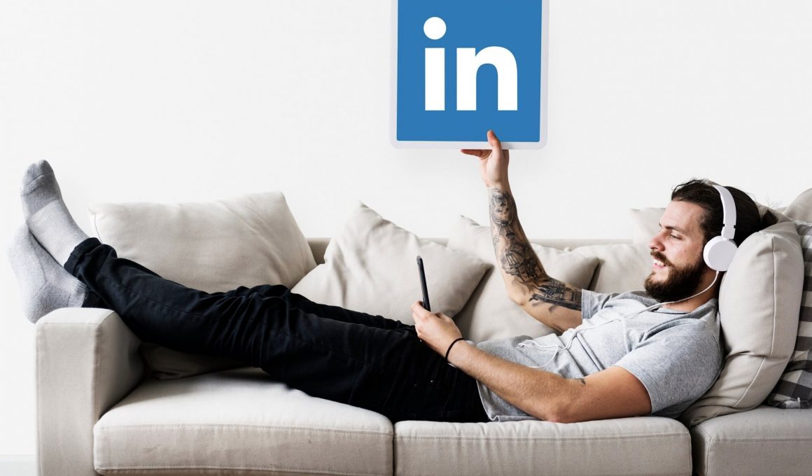 Homme détendu tenant logo LinkedIn.