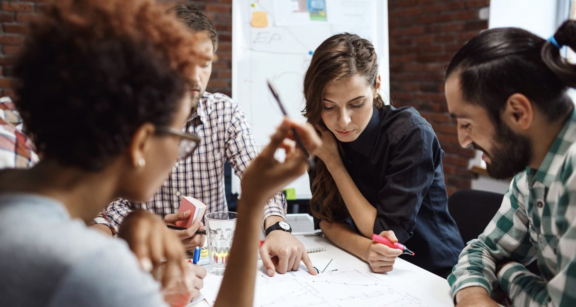 Équipe travaillant sur un projet ensemble.
