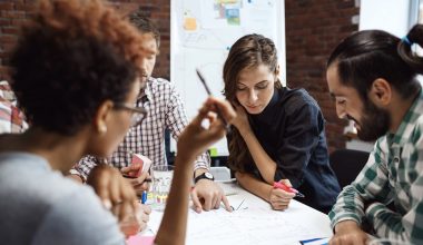 Équipe travaillant sur un projet ensemble.