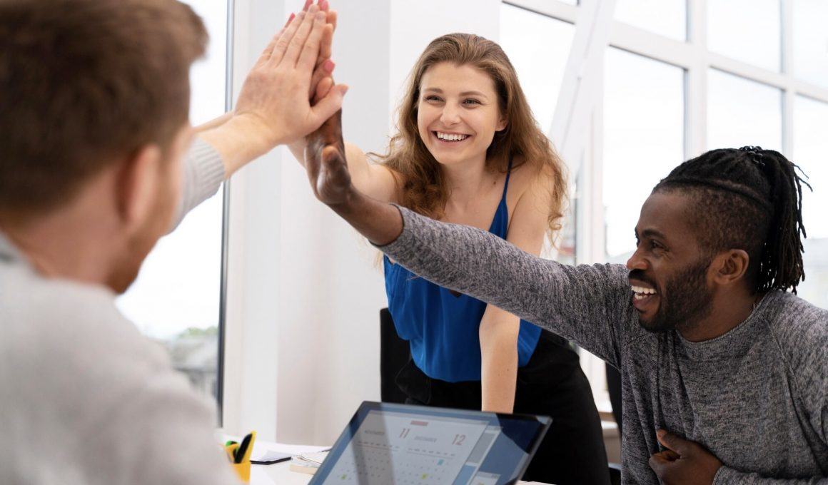 Collègues souriants faisant un "high five".