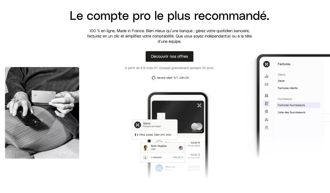 Homme âgé utilisant smartphone et carte bancaire.