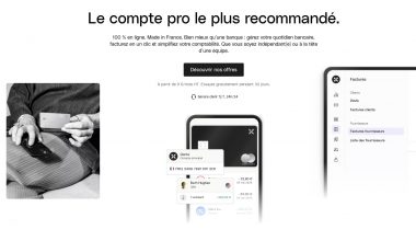 Homme âgé utilisant smartphone et carte bancaire.