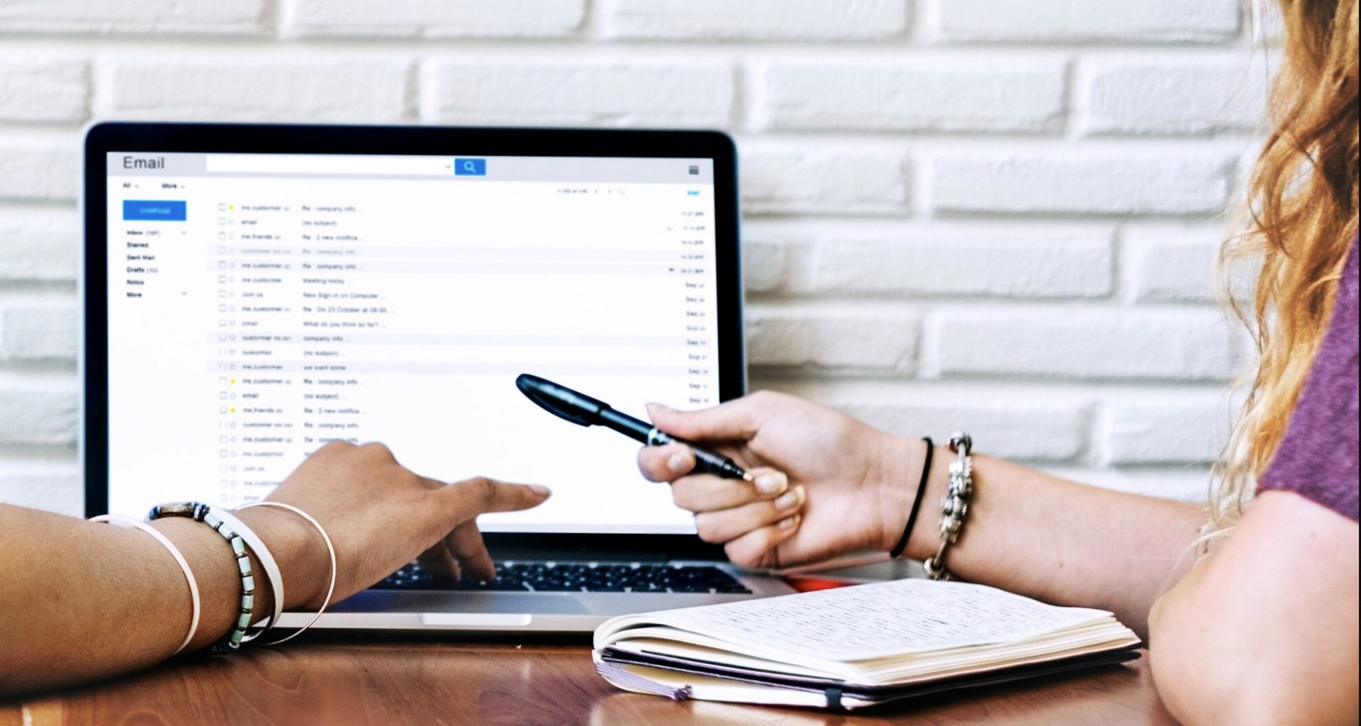 Personnes travaillant sur ordinateur portable et cahier