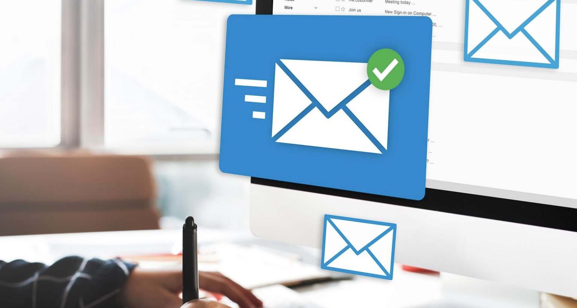 Écran d'ordinateur avec icônes d'email.