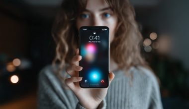 Personne tenant un smartphone affichant l'heure.