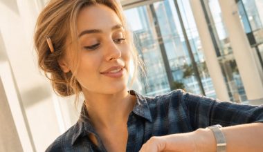 Femme regardant sa montre en intérieur lumineux