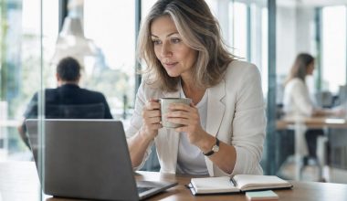 Femme travaillant sur ordinateur portable au bureau moderne