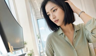 Femme préoccupée devant un écran d’ordinateur au bureau