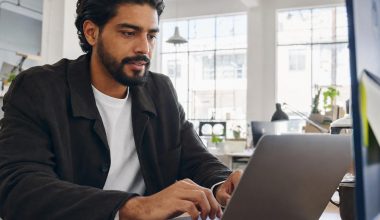 Homme travaillant sur ordinateur portable au bureau
