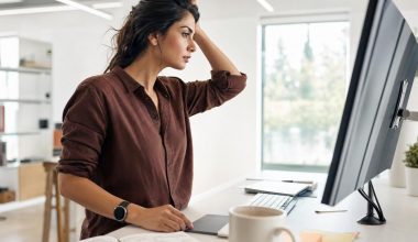 Femme stressée travaillant devant un ordinateur au bureau