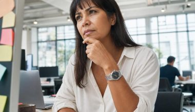Femme réfléchissant au bureau devant son ordinateur
