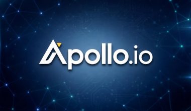 Logo Apollo.io sur fond technologique bleu