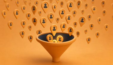 Icônes de contacts B2B aspirées dans un entonnoir de génération de leads, rendu 3D
