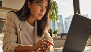 Femme travaillant sur ordinateur portable au bureau lumineux
