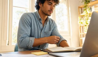 Homme travaillant sur ordinateur portable à domicile
