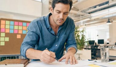 Homme travaillant sur des documents dans un bureau