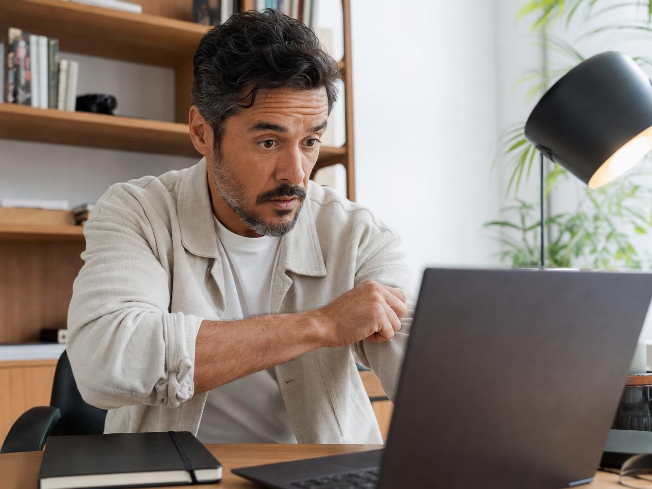Professionnel du service client consultant les données d'une conversation gérée par un agent IA sur son écran de bureau