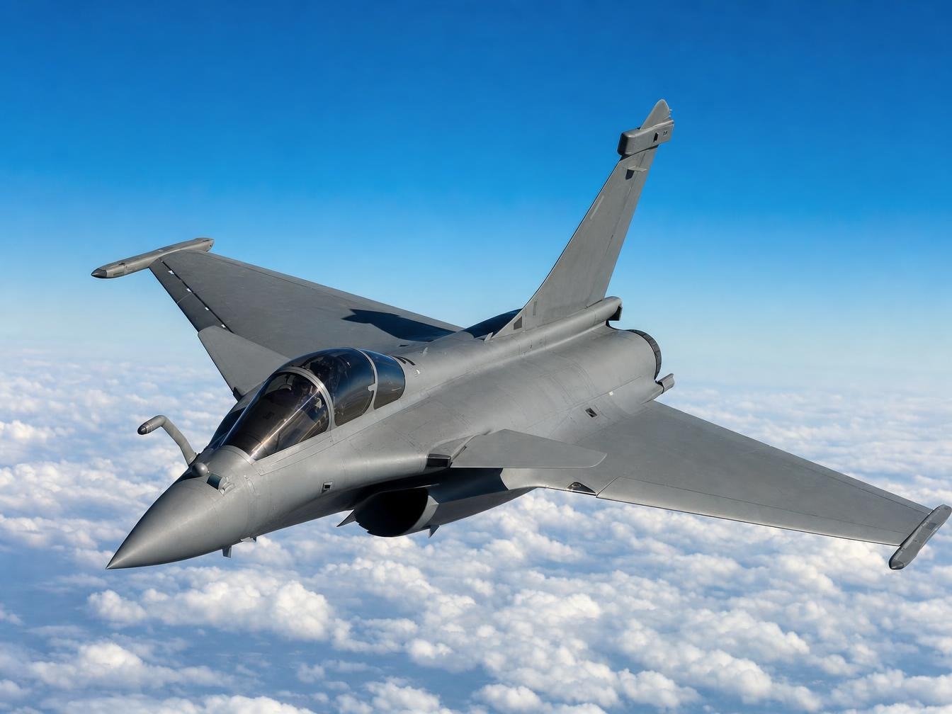 Chasseur Rafale en vol au-dessus des nuages