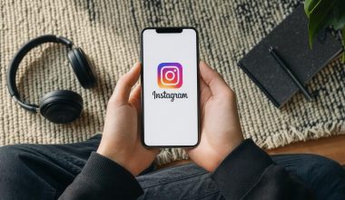 Téléphone affichant Instagram tenu entre deux mains