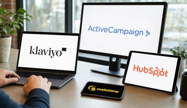 Comparatif des outils IA d'email automation Klaviyo, ActiveCampaign, HubSpot et Mailchimp affichés sur laptop, moniteur, tablette et smartphone
