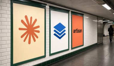 Affiches graphiques dans un couloir de métro carrelé