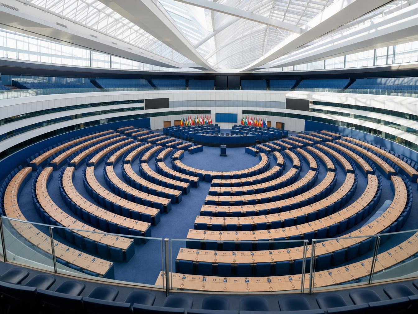 Hémicycle du Parlement européen à Strasbourg, rangées de sièges bleus sous la verrière