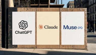 Trois panneaux de palissade de chantier affichant les logos ChatGPT, Claude et Muse
